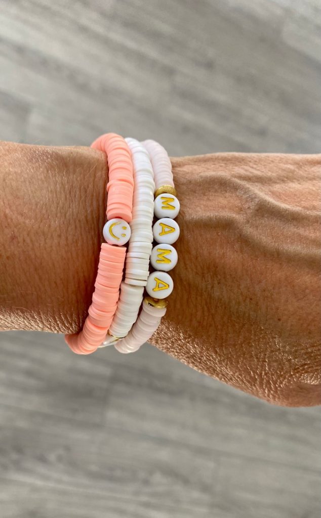 Bracelet personnalisé femme avec perles lettres maman en cadeau affectif