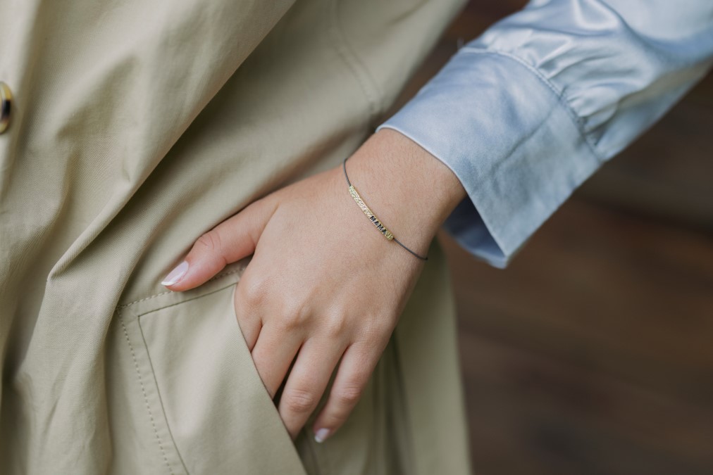 Bracelet personnalisé femme fin et élégant porté avec une tenue chic